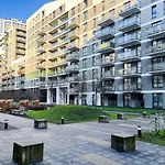 Bliska Wola, Apartament 3 Pokoje Z 40M2 Ogrodkiem
